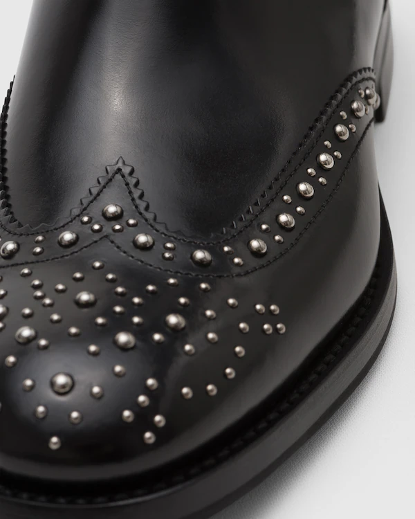 Botín Chelsea Ketsby Met con detalles metálicos pulidos y clavos