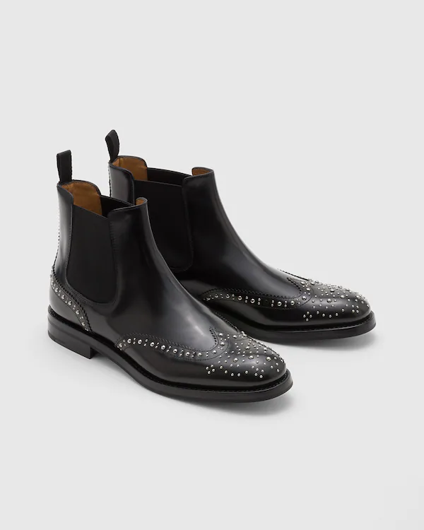 Botín Chelsea Ketsby Met con detalles metálicos pulidos y clavos